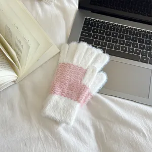 Gemütliche flauschige fingerlose Handschuhe mit Wellenmuster für kalte Herbsttage.