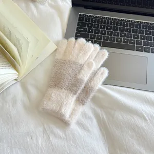 Gemütliche flauschige Strick-Winterhandschuhe für Damen, warmes Wellenmuster für kalte Tage.