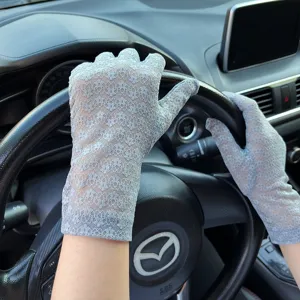 Summer lace sun protection gloves for women, breathable UV protection driving mittens.