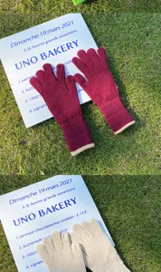 Primer plano detallado de cálidos guantes de invierno de punto grueso con puño largo.