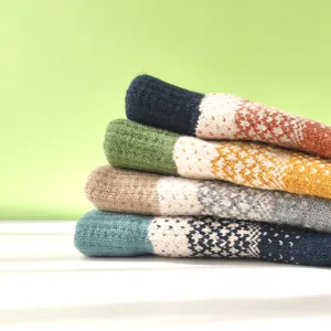 Thickened knitted warm gloves with cozy fleece lining and classic pattern for winter outdoor activities.