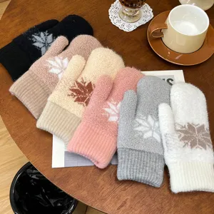 Gemütliche flauschige Winterfäustlinge Detailansicht mit weicher Textur und Schneeflockenmuster.