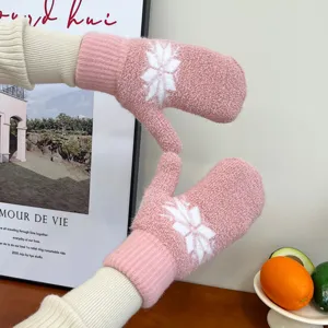 Rosa Strick-Winterfäustlinge Detailansicht mit weicher Plüschtextur und weißem Schneeflockenmuster.