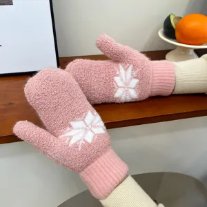 Flauschige Damen Fäustlinge für den Winter, dicker warmer Strick mit süßem rosa Schneeflockenmuster.