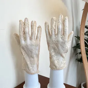 Gants courts en dentelle transparente pour femme, résille florale respirante, protection solaire.