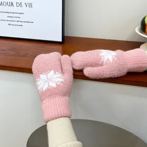 Gemütliche Winter Frottee rosa Strickhandschuhe Detailaufnahme mit süßem Schneeflockenmuster.