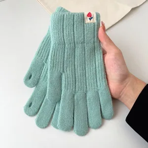 Green knit gloves for women and men, winter warm ribbed cold-proof touch screen gloves.