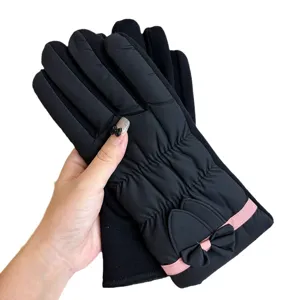 Guanti invernali da donna termici antivento touch screen con fiocco rosa e morbida fodera.