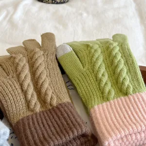Dicke Strick-Farbblock-Touchscreen-Damenhandschuhe Detailansicht fuer kalte Wintertage.