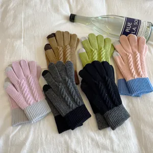 Nahaufnahme Detail von Damen Winter Zopfstrick Handschuhen, bunte Touchscreen warme