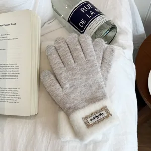 Detailansicht warmer Damen Strick Touchscreen Handschuhe mit Plüschbündchen und stilvollem Etikett.
