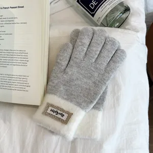 Grau-weisse Strick-Touchscreen-Handschuhe mit süssem Spitzenbündchen, kuschelwarmer Winter.