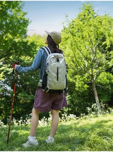 Leichter Outdoor-Wanderrucksack mit grossem Fassungsvermoegen fuer Reisen und Sport.