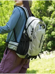 Detailansicht des leichten, multifunktionalen Outdoor-Rucksacks für Wandern und Reisen.