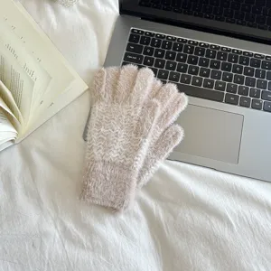Detailaufnahme von weichen Plüsch-Kunstnerz-Stoffhandschuhen, gemütliche warme Wintertextur.