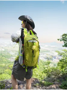 Detailansicht des Outdoor Wanderrucksacks, leichtes wasserdichtes grünes Reiserucksackmodell.