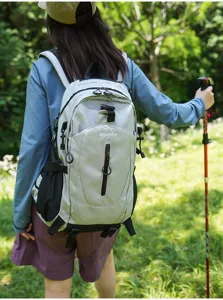 Leichter Outdoor-Wanderrucksack Detailansicht, vielseitiger Freizeittagesrucksack für Reisen.