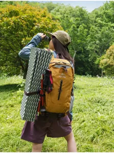 Robuster Outdoor Wanderrucksack mit grossem Hauptfach und praktischen Befestigungsgurten.