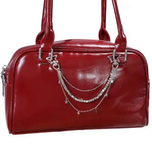 Rote glaenzende PU-Leder Handtasche mit mehrschichtiger Stern Metall Kette, modisch chic.