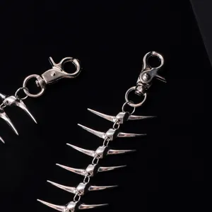 Catena da pantaloni punk in metallo lisca di pesce, catena da cintura argento dettaglio.