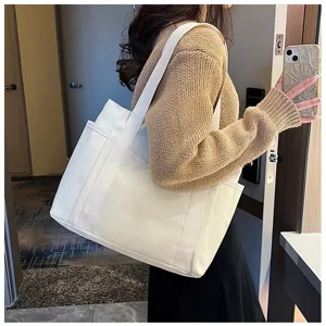 Detailansicht der weißen Canvas Umhängetasche, große Kapazität mit praktischen Taschen.