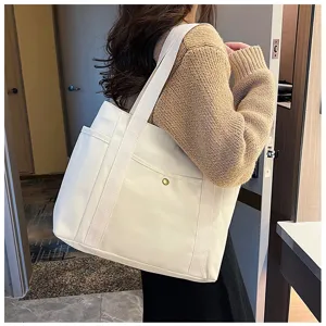 Detailansicht der Canvas-Tasche mit stabilen Tragegurten und praktischer Fronttasche.