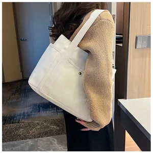 Detailansicht der weißen Canvas Tragetasche mit breitem Schultergurt und praktischer Tasche.