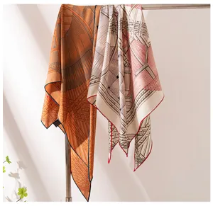 Sciarpa triangolare in misto seta e lana con stampa geometrica elegante per look autunnali.