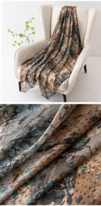 Gros plan détaillé du foulard en soie de mûrier florale vintage avec une texture élégante.