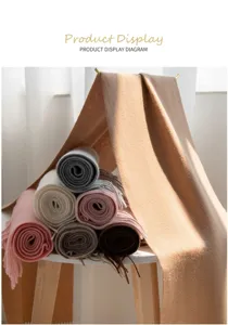 Dettaglio sciarpa di lana tinta unita con rotoli multicolori inverno caldo da donna.