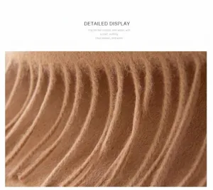 Primo piano dettaglio della texture del tessuto della sciarpa in pura lana morbida.