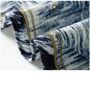 Détail de tissu d'écharpe en soie laine, imprimé bleu abstrait, texture exquise.