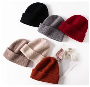 Πλεκτό σκουφάκι λεπτομέρεια, μαλακό χειμωνιάτικο μάλλινο καπέλο σε χρώματα, casual κάλυμμα.