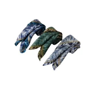 Foulard carre en soie et laine pour femme, motif classique vue principale elegante.