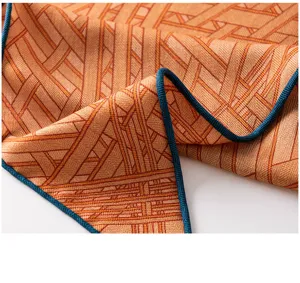 Sciarpa triangolare da donna in seta e lana autunnale con elegante profilo blu e motivo.