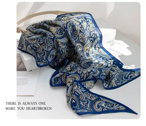 Foulard en soie mure paisley luxueux, elegant foulard bleu pour femme au bureau chic.