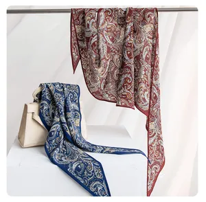 Vue détaillée d'un foulard en soie de mûrier luxueux avec imprimé cachemire élégant et classique.