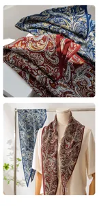 Vue détaillée du foulard en soie paisley, montrant une texture imprimée exquise.