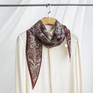 Foulard luxueux en soie de mûrier avec imprimé cachemire classique. Élégant accessoire pour femmes.