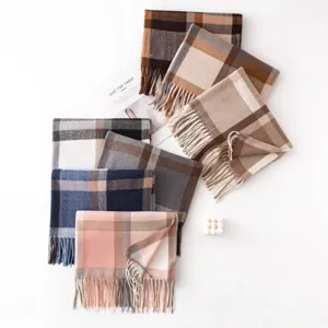Collezione di sciarpe a quadri invernali, calde sciarpe con frange esposte in stile piatto.