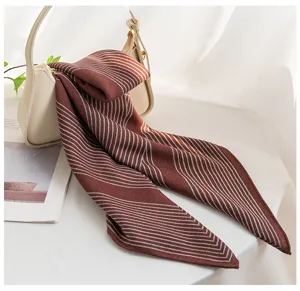 Carré en soie et laine à rayures marron, foulard élégant pour femme automne mode.