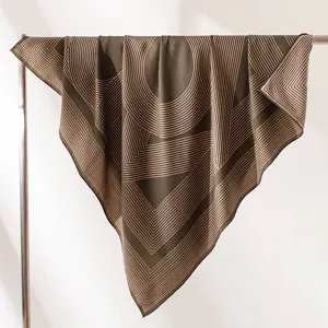 Élégant carré de soie et laine avec motif géométrique rayé, idéal pour l'automne.