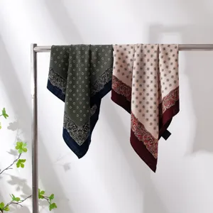 Eleganter doppelseitig bedruckter Seiden-Woll-Schal für Damen, ideal für Herbst und Geschenke.
