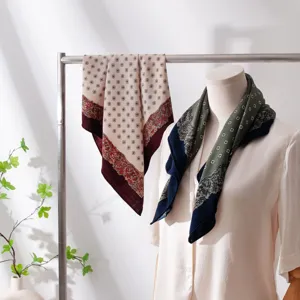 Eleganter Damen Seide Wolle Schal mit doppelseitigem Vintage Print für den Herbst Alltag.