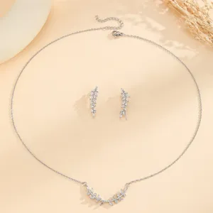 Magnifique ensemble collier et boucles d'oreilles feuille de blé en zircone argenté.