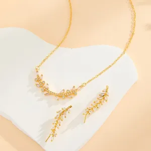 Ensemble de bijoux collier et boucles d'oreilles feuille de blé dorés vue détaillée.