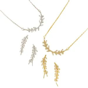 Vue détaillée du collier pendentif feuille de blé exquis et boucles d'oreilles en zircone.
