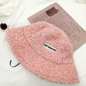 Rosa flauschiger Teddy Plüsch Fischerhut Detailansicht, gemütliche warme Wintermütze nah.