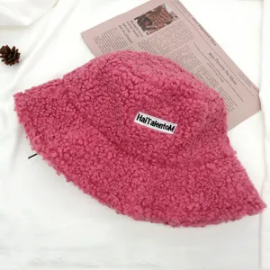 Rosa Plüsch Lammfell Fischerhut mit gesticktem Buchstabenaufnäher, dicker warmer Winterhut.