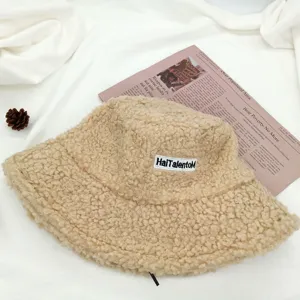 Beige flauschige Bucket Hat Detail, warme Winter Fleece Muetze mit feiner Stickerei.